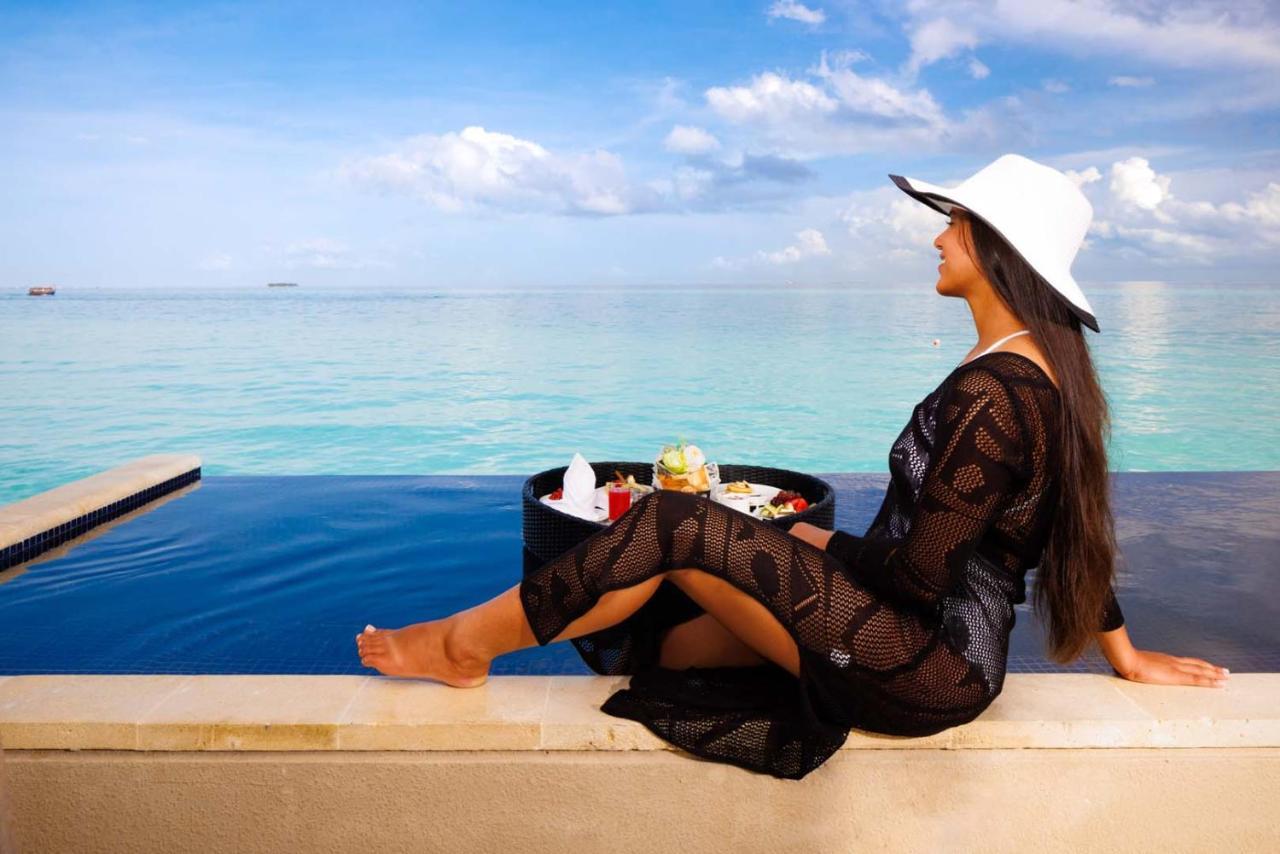 Hard Rock Hotel Maldives Emboodhoo Lagoon Екстериор снимка A woman wearing a kaftan