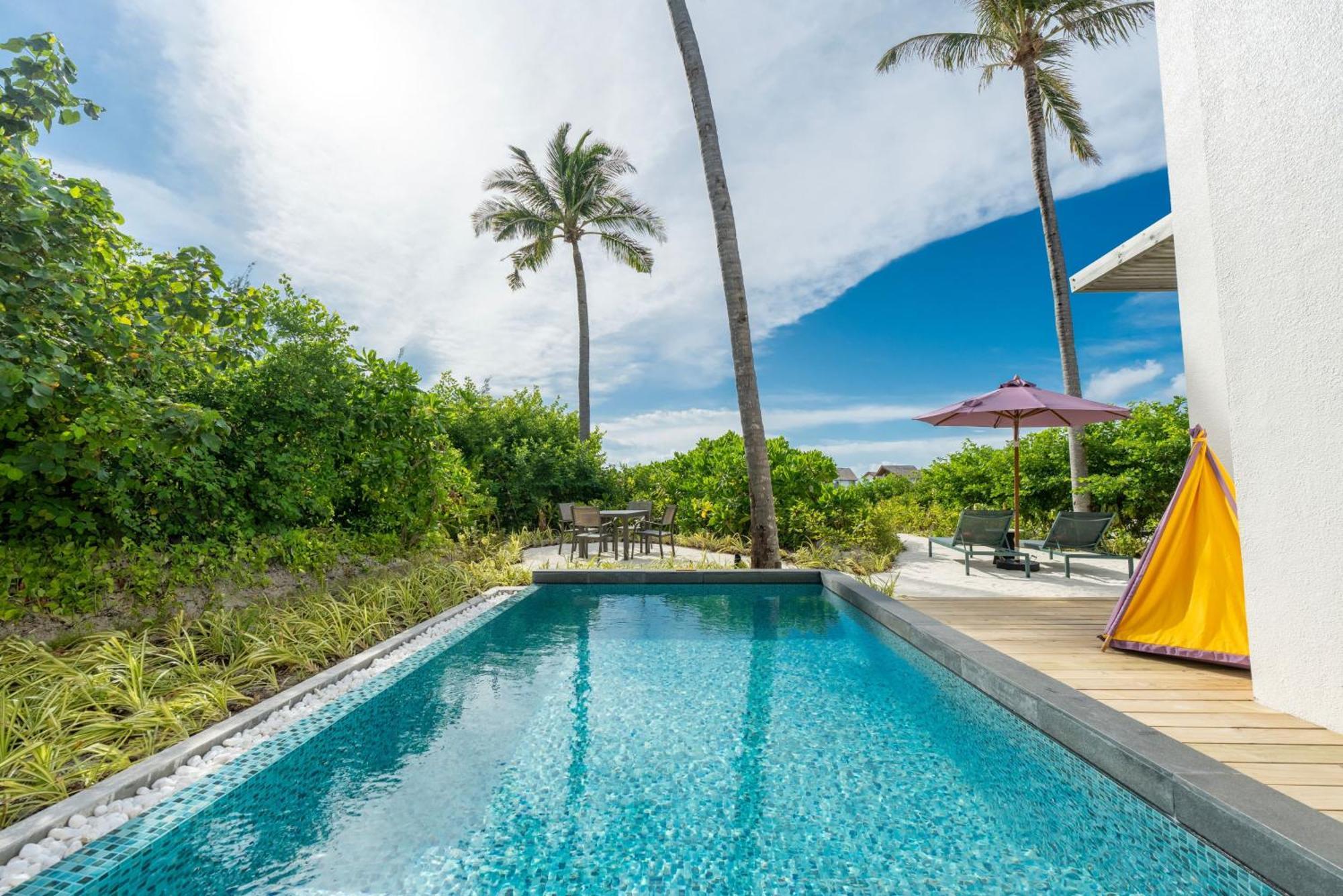 Hard Rock Hotel Maldives Emboodhoo Lagoon Екстериор снимка A swimming pool at a resort in Maldives